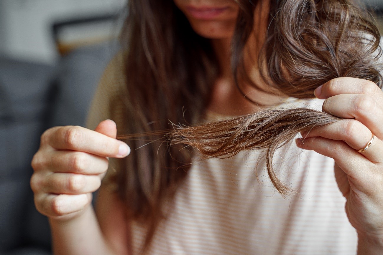 Caída del cabello: cómo prevenirla y cuándo acudir a un especialista 